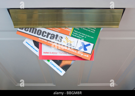 Dépliants électoraux venant dans une boîte aux lettres Banque D'Images