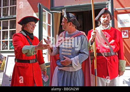 Acteurs vêtus de costumes historiques à Schnoorviertel, Brême, Allemagne du Nord Banque D'Images