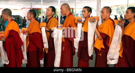 Les moines bouddhistes en attente de bénédictions par le dalaï-Lama Bylakuppe Karnataka Inde Banque D'Images