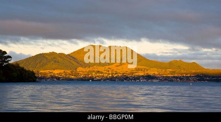 Lumière du soir sur les montagnes derrière Taupo vue de Acacia Bay Ile du Nord Nouvelle Zélande Banque D'Images