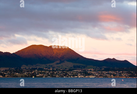 Lumière du soir sur les montagnes derrière Taupo vue de Acacia Bay Ile du Nord Nouvelle Zélande Banque D'Images