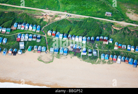 Vue aérienne de cabines de plage et la plage de sable à Milford on Sea, New Hampshire. UK. Banque D'Images