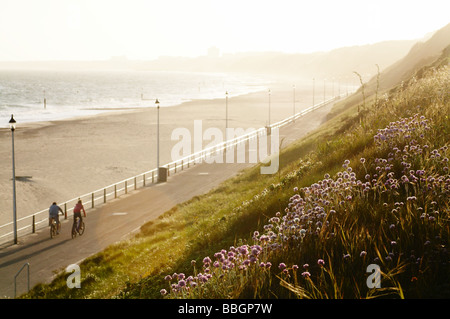 Southbourne Beach promenade chemin dans le Dorset England UK anglais coast tourism soleil de l'été vélo vélo Vélo ensoleillée loisirs Banque D'Images