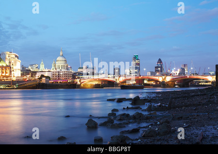 Paysage urbain ville de Londres et la Tamise à marée basse à Londres Angleterre Royaume-uni Banque D'Images