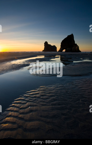 Rippled Sand et de formations rocheuses à Wharariki Beach Nelson ile sud Nouvelle Zelande Banque D'Images