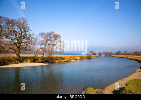 Derwent avec Skiddaw dans la vallée de Borrowdale distance Cumbria England Banque D'Images