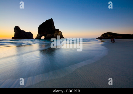 Les piles de la mer sur la plage de Wharariki Nelson ile sud Nouvelle Zelande Banque D'Images