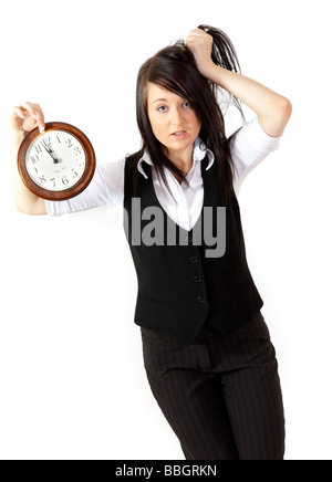 Young brunette business woman holding réveil et en tirant ses cheveux Banque D'Images