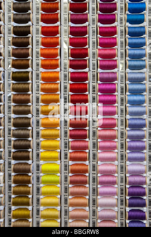 Rack de nombreuses bobines de fil de couleur différente pour la couture. Charles Lupica Banque D'Images