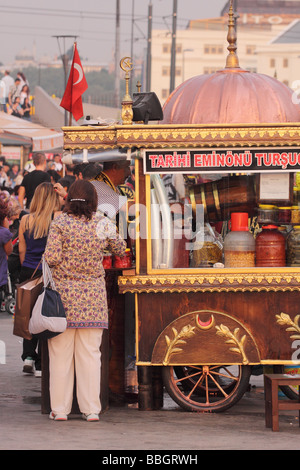 Istanbul Turquie vendeur de rue, la vente de produits frais et boissons carotte cornichon navet à appelé Eminonu Salgam Banque D'Images