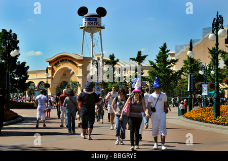 Chessy, France, Parcs à thème, foule nombreuse, marcher, adolescents visitant Disneyland Paris, entrée 'Walt Disney Studios' Banque D'Images