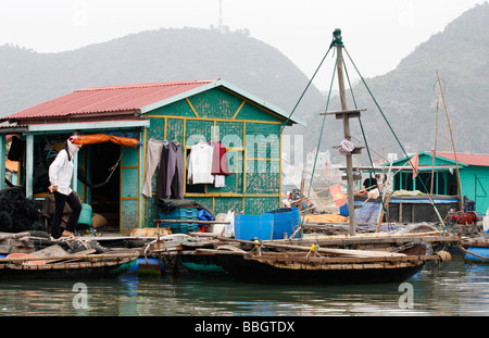 Village de pêcheurs flottant, 'Cat Ba' Island, [la baie d'Halong, Vietnam], [Asie du Sud-Est] Banque D'Images