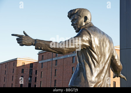 Liverpool ; Statue,dans le quartier des docks, à Billy Fury ; pop star né à Liverpool, 1940 ; Banque D'Images