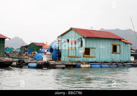Maison de village de pêcheurs flottant, 'Cat Ba' Island, [la baie d'Halong, Vietnam], [Asie du Sud-Est] Banque D'Images