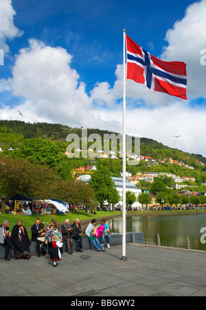 Les célébrations de la fête nationale dans la belle ville de Bergen, la deuxième plus grande ville de Norvège. (17 mai) Banque D'Images