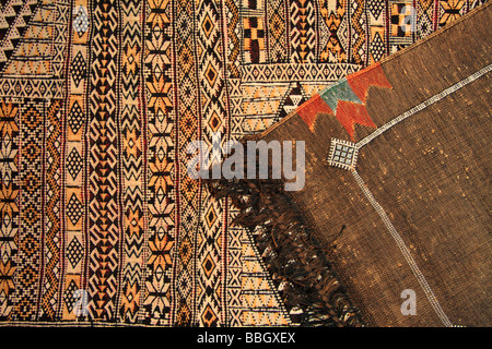 Han-nouées des tapis berbères et des tapis à vendre à Marrakech, Maroc - close-up Banque D'Images