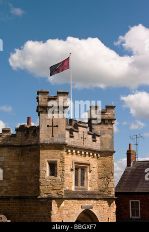 Les tourelles et drapeau sur l'ancienne prison maintenant Centre d'information touristique de la ville de Buckingham England UK Banque D'Images