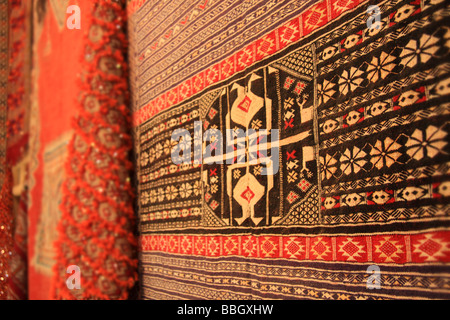 Noué à la main design berbère tapis et moquettes à vendre à Marrakech, Maroc Banque D'Images