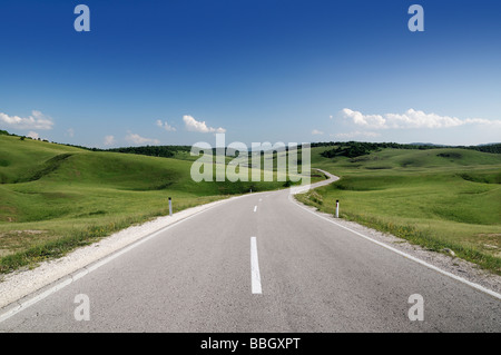 Route à travers les collines de la Bosnie-Herzegovine Banque D'Images