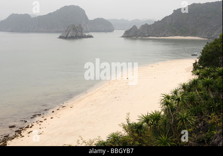 Plage tropicale déserte, 'Monkey Island', 'la baie d'Halong, Vietnam', [Asie du Sud-Est] Banque D'Images