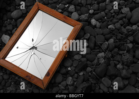 Miroir cassé sur Stony Beach en couleur sélective Banque D'Images
