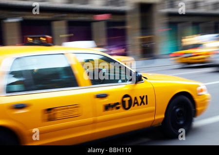 En taxi jaune Street, New York Banque D'Images