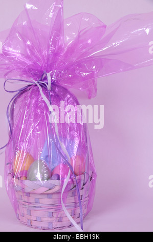 Panier rempli de cadeaux et d'oeufs de Pâques Banque D'Images