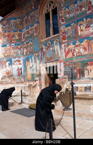 Les nonnes roumain au monastère peint de Voronet de Bucovine décorés de 15ème-16ème siècle, fresques Banque D'Images