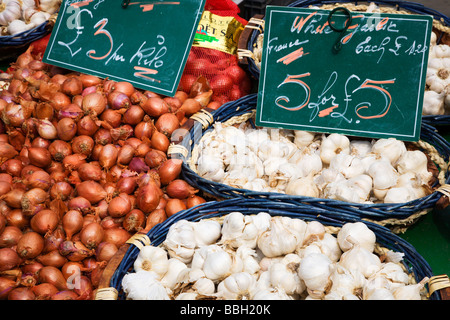 Les échalotes et l'ail dans un marché Français à St Anns Square Manchester en Angleterre Banque D'Images