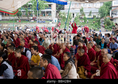 Réfugiés Tibétains regardant des dalaï-Lama enseigner le bouddhisme. McLeod Ganj. Dharamsala. L'Himachal Pradesh. L'Inde Banque D'Images