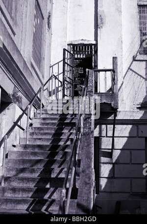Escaliers à partir de la cour de récréation dans le bloc cellulaire principal sur pénitencier fédéral d'Alcatraz Banque D'Images