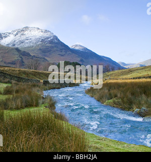 Paysages d'hiver en Gatesgarthdale avec stile et Beck haut rouge Pike dans le Parc National de Lake District Cumbria Banque D'Images