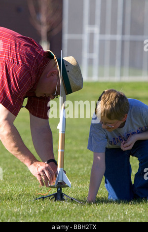 Père et fils se préparent à lancer une fusée modèle pour l'enseignement des sciences en Boise IDAHO Banque D'Images