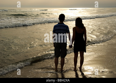 Couple sur la plage, tenant les mains, Camargue, France, Europe Banque D'Images