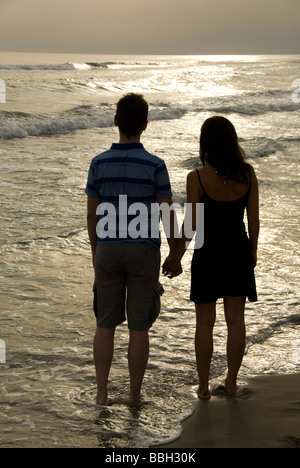 Couple sur la plage, tenant les mains, Camargue, France, Europe Banque D'Images