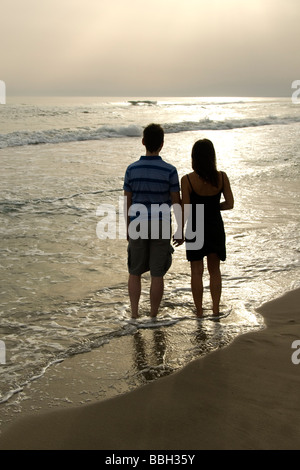 Couple sur la plage, tenant les mains, Camargue, France, Europe Banque D'Images