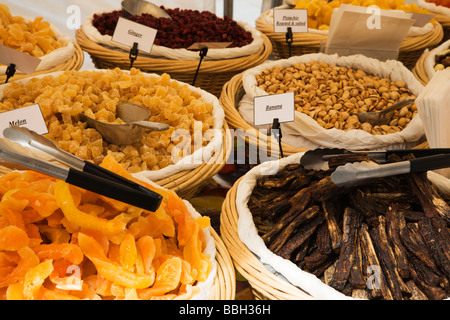 Les fruits séchés et les noix dans un marché Français à St Anns Square Manchester en Angleterre Banque D'Images