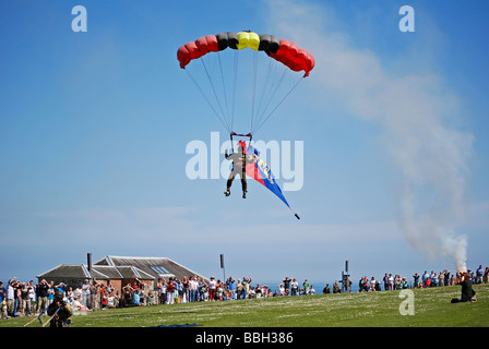 Un parachutiste en venant d'atterrir à un événement militaire dans la région de Falmouth, Cornwall, uk Banque D'Images