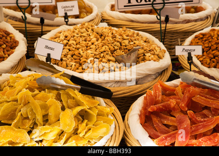 Les fruits séchés et les noix dans un marché Français à St Anns Square Manchester en Angleterre Banque D'Images