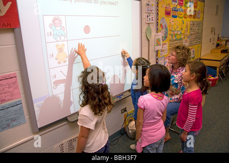 Les élèves de maternelle utilisent un tableau blanc interactif dans la classe d'une école publique à Boise IDAHO USA MR Banque D'Images