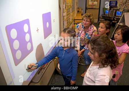 Les élèves de maternelle utilisent un tableau blanc interactif dans la classe d'une école publique à Boise IDAHO USA MR Banque D'Images