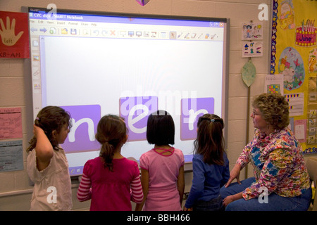 Les élèves de maternelle utilisent un tableau blanc interactif dans la classe d'une école publique à Boise IDAHO USA MR Banque D'Images