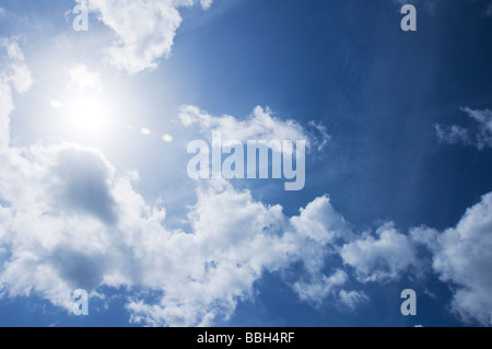 À la recherche au soleil pendant la journée contre un bleu et ciel nuageux Banque D'Images