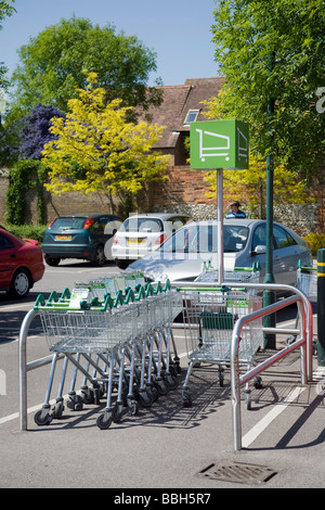 Un trolley park dans le parking du magasin Waitrose , Wallingford, Oxfordshire, UK Banque D'Images