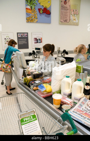 Commander dans un supermarché Waitrose à Wallingford, Oxfordshire, UK Banque D'Images