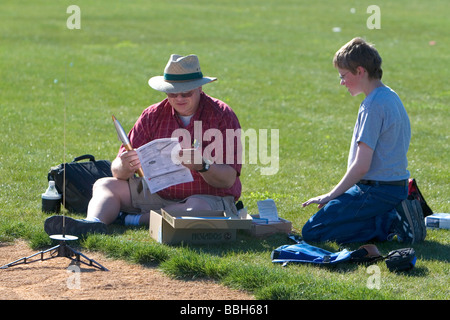 Père et fils se préparent à lancer une fusée modèle pour l'enseignement des sciences en Boise IDAHO Banque D'Images