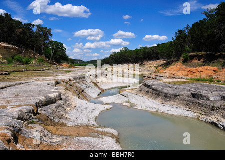 Un chenal creusé dans le calcaire de Texas Hill Country, USA. Banque D'Images