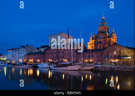 La cathédrale Uspenski et du Nord Port de nuit Helsinki Finlande Banque D'Images