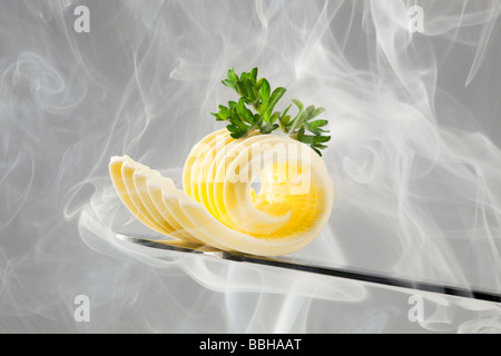 Curl beurre sur un couteau dans Steam Banque D'Images