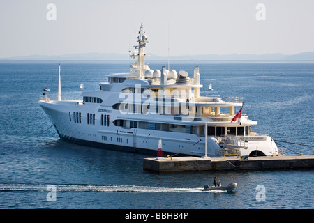 Un bateau amarré à Corfou, Grèce, sur une mer calme Banque D'Images